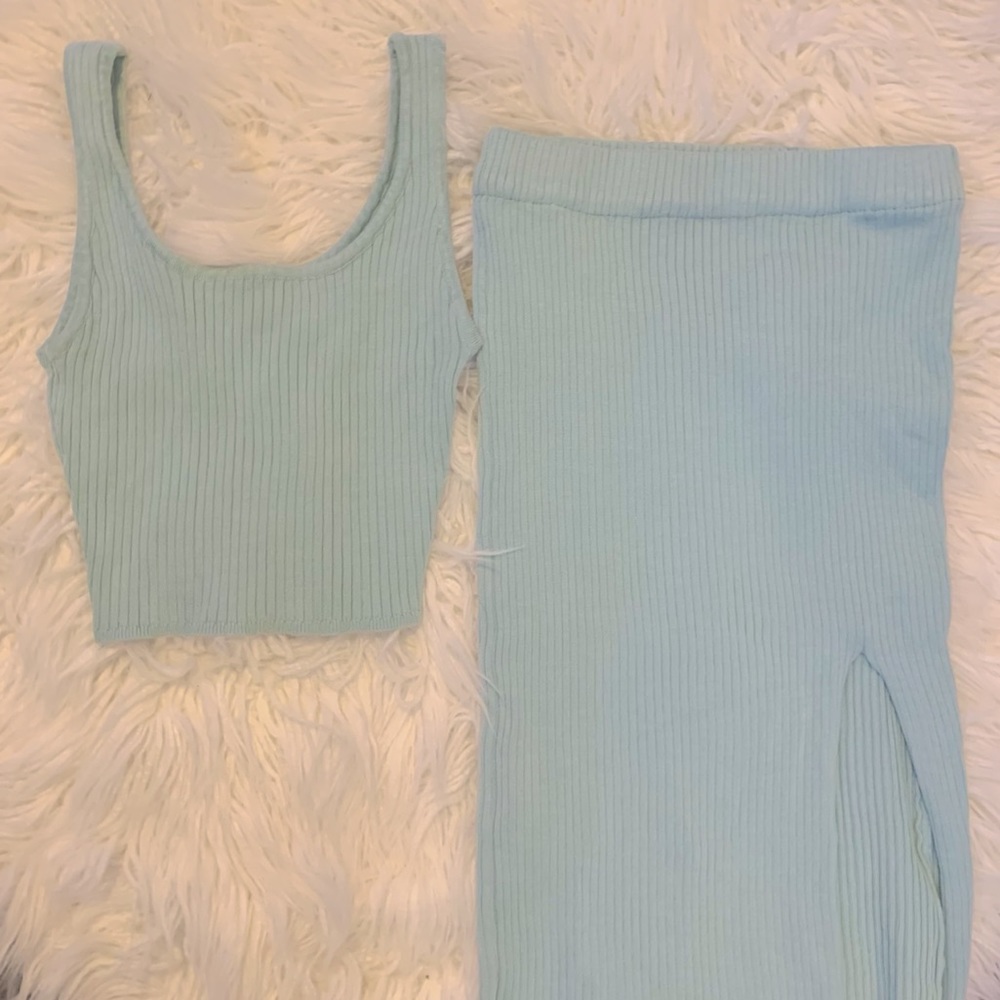 2-Piece set - Picture 2 of 2